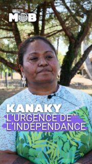Sous quelles modalités imaginer l’indépendance de la Nouvelle-Calédonie/Kanaky ? Les gouvernements Lecornu (1 et 2) ont acté la résolution du « sujet » calédonien comme une priorité. Quasiment au même titre que le budget de l’Etat pour 2026. 
L’accord de Bougival, voté cet été est censé achevé un processus de décolonisation vers l’indépendance de la Nouvelle-Calédonie, en cours depuis 1998 et les accords de Nouméa. Le problème : Macron et ses ministres, Manuel Valls en tête, tentent avec cet accord, selon les opposants, de maintenir une forme de dépendance du « Caillou » à l’Etat français. Un enjeu législatif très technique car il repose sur une réforme du corps électoral, de celles et ceux qui peuvent voter aux élections locales et donc décider de l’avenir du « pays ». Un corps de « votants » qui est pour le moment gelé pour protéger les kanaks, originaires de l’archipel. 
C’est ce qui a lancé les émeutes de 2024 à 18 000km de l’Hexagone, c’est ce que critiquent les indépendantistes du @flnks_officiel (Front de libération Kanak) qui voient dans cet accord, un moyen d’affaiblir la voix des peuples originaires dans ces choix cruciaux pour le pays. Brenda Wanabo-Ipeze est porte-parole pour cette coalition de partis et de syndicats et nous a expliqué leur rejet de l’accord et leur désir de pleine souveraineté pour la Kanaky. 
Réalisation et montage : @elliot_clarke_01 Clarke // MOB