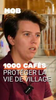 Dans les zones rurales, les petits commerces sont en train de disparaître, et avec eux, les espaces de cohésion sociale. Le combat de l’association @1000_cafes : préserver voire rouvrir ces lieux de sociabilité. 
C’est avec leur aide et celle du maire du village, Jacques de Lemps, que deux commerçantes ont repris un café à Cottance, dans la Loire. @cottancecafe est le dernier commerce de ce village de 750 habitant-es. @cup__kek et tout ce petit monde nous ont raconté l’impact de ces bistrots sur le vivre-ensemble.
A quelques mois des élections municipales, il est également important de noter que ces commerces de village sont aussi un rempart contre l’extrême droite, relève @institut_terram dans une étude.
Si cet extrait vous a plu, la vidéo complète et l’article associé sur notre site en bio !
Réalisation et montage : @raph_vivent // MOB