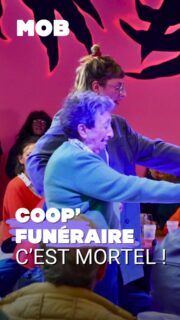 La mort, c’est comme l’argent, c’est encore très tabou en France. Et surtout, on y est peu préparés. Heureusement, certains citoyens essaient d’y remédier. Nous sommes allés à la rencontre de la @coopfunerairerennes . Ce groupe de sociétaires tente d’insuffler plus de démocratie et de légèreté dans le secteur.
Une démarche d’importance à l’heure où des entreprises funéraires se font épingler pour leurs pratiques. Un phénomène que dénonçait récemment « Les Charognards », le livre des journalistes @matthieu_slisse_journaliste et @bibcousin .
On a voulu montrer une alternative à ces errements mais surtout comment ces structures pourraient changer la place de la mort dans nos vies. C’est pour ça qu’on est allé dans leurs locaux à Rennes. Mais on a surtout assisté à un de leur « café mortel » aux @lesateliersduvent .
📽️ @perrinebontemps / le reportage complet en bio !