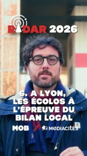 Encore six années d’écologie politique ? C’est la question que trancheront les électrices et les électeurs lyonnais en mars prochain. 

En 2020, ils avaient envoyé les écologistes Grégory Doucet et Bruno Bernard à la tête de la ville et de la métropole de Lyon. Avec Strasbourg, Poitiers ou Bordeaux, Lyon devenait alors un des bastions de « la vague verte ». Un laboratoire de l’écologie politique. 

Les écologistes avaient promis de transformer Lyon, de préparer la ville au changement climatique. On laisse Nicolas Barriquand, journaliste chez Mediacités, vous raconter s’ils ont tenu parole. 

Vidéo complète en bio !

Réalisation et montage @raph_vivent // Script : Nicolas Barriquand pour @mob_democratie x @mediacitesinvestigation 

Avec le soutien du @fondspresselibre